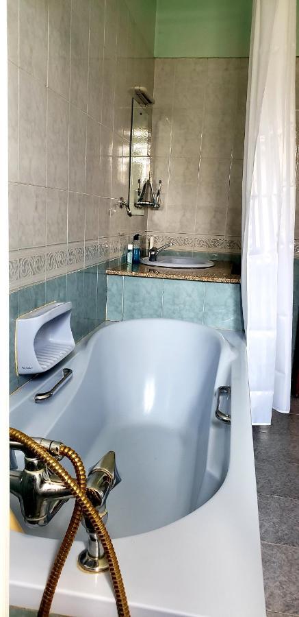 Family Nest Guesthouse Кисуму Экстерьер фото